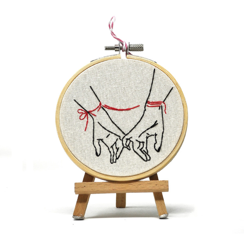 Opera d'arte rotonda in cotone ricamato a mano con design a cuore...