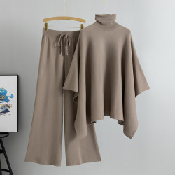 Completo Maglione Due Pezzi da Donna Autunno Inverno: Maglione a Collo Alto con Mantella e Pantaloni Larghi in Maglia Tinta Unit